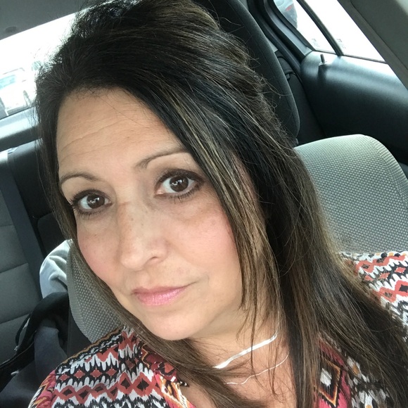 Meet your Posher, Laura - Picture 2 of 2